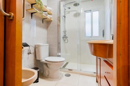 塞维利亚San Pagés 3BR Apartment的浴室配有卫生间、淋浴和盥洗盆。