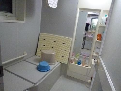 小樽Otaru - House / Vacation STAY 57190的小型浴室设有小冰箱,其门是敞开的。