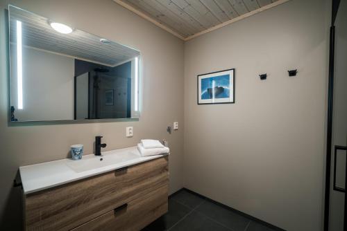 BjorliBjorli Fjellstuer - by Classic Norway Hotels的一间带水槽和镜子的浴室