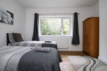 普里茅斯The Lockett by StayStaycations的一间卧室设有两张床和窗户。