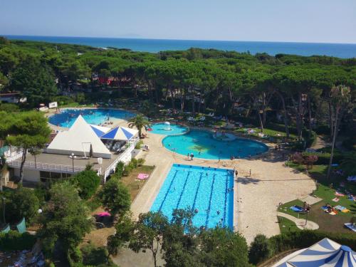 巴亚多米吉亚SMALL CAMP Baia Domizia KR VIP Full Service的享有度假村两个游泳池的顶部景色