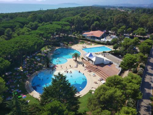 巴亚多米吉亚SMALL CAMP Baia Domizia KR VIP Full Service的享有带2个游泳池的度假村的顶部景致