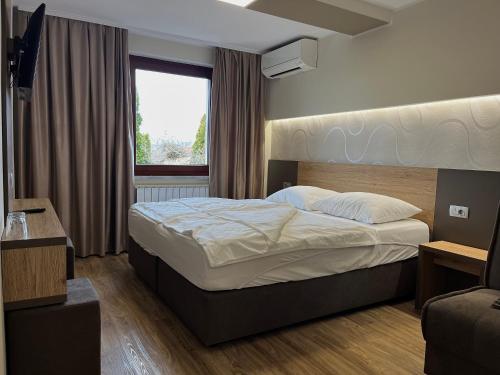 普图伊Hotel Roškar的一间卧室设有一张床和一个窗口