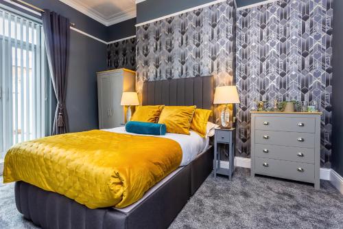 南希尔兹Room 01 - Sandhaven Rooms - Double的一间卧室配有一张带黄色床罩的大床