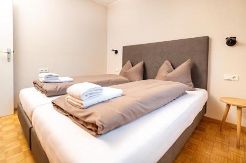 修希Apartment Bellevue Seis的一间卧室配有两张带毛巾的床