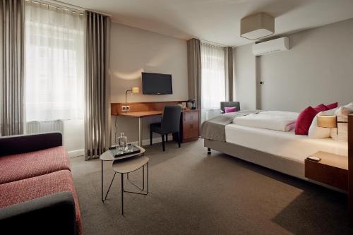 汉堡圣安纳酒店的配有一张床和一张书桌的酒店客房