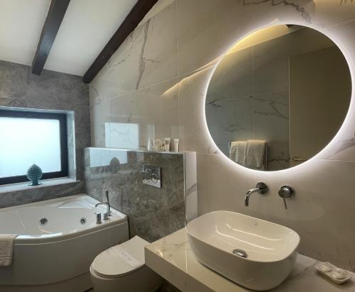 卡塔尼亚中央酒店的浴室配有盥洗池、卫生间和镜子。