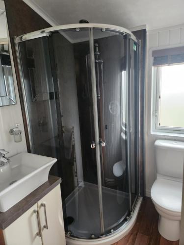 High HesketHesket caravan park Plot Number 7 STRICTLY NOT FOR COMMERCIAL USE的带淋浴、水槽和卫生间的浴室