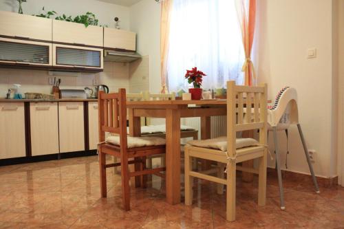 KájovApartmán L M的厨房配有木桌和椅子
