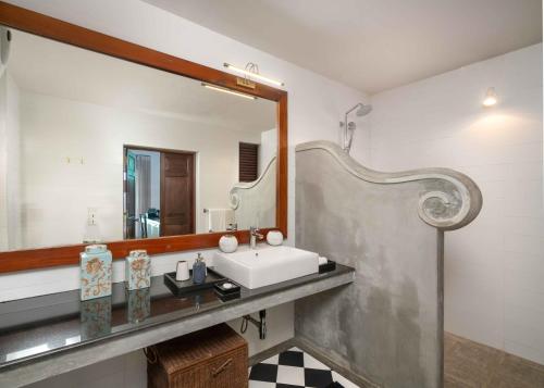 康提Taru Villas Kandy的一间带水槽和镜子的浴室
