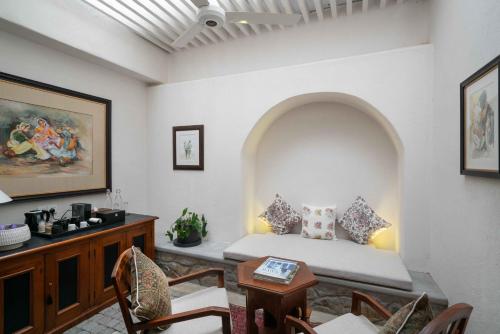 康提Taru Villas Kandy的配有一张床和一张桌子及椅子的房间