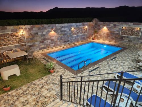 卢克索Royal Mountain的一个带庭院和桌椅的游泳池