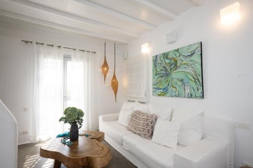 阿诺梅拉House of Nikol - Cycladic Sensation的白色的客厅配有白色的沙发和桌子