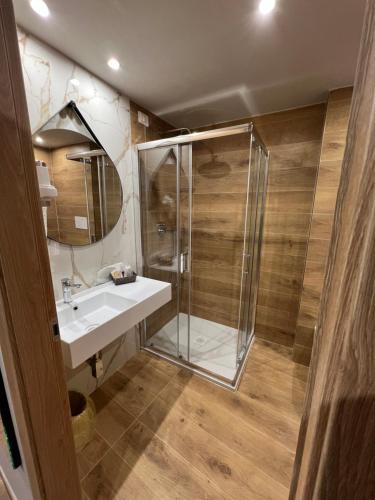 蒙泰基奥马焦雷Hotel & Residence Castelli的一间带水槽和淋浴的浴室