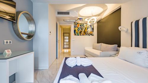 佩科霍里Art Luxury Suites的一间带白色床的卧室和一间客厅