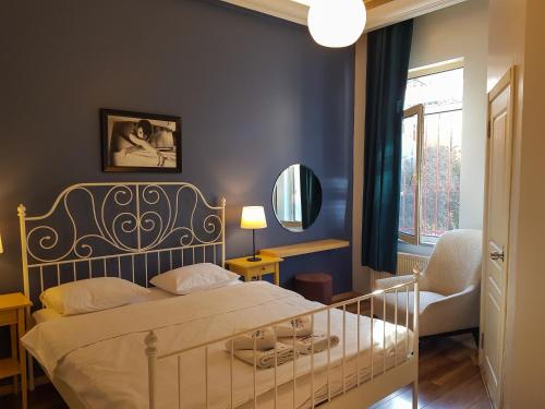 伊斯坦布尔胡希朗格酒店的一间卧室配有一张床和一把椅子