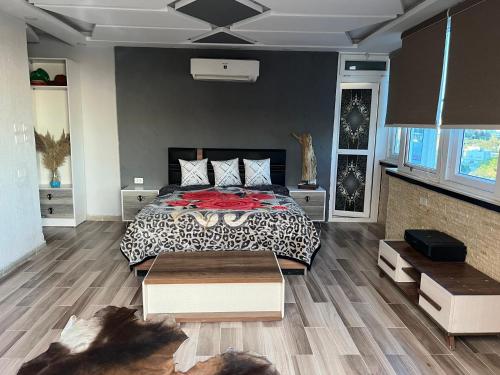 赫尔格达Sallam Lux Property的一间卧室配有一张带黑白色棉被的床