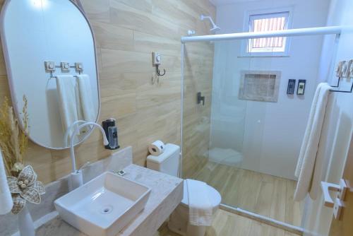莫罗圣保罗Topázio Pousada的白色的浴室设有水槽和淋浴。