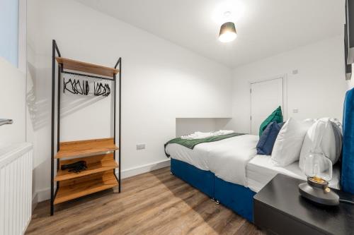 波特斯巴The Hertfordshire Hideaway的一间卧室配有一张带镜子和桌子的床