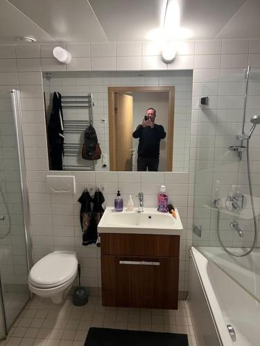 马尔默Eurovision city apartment malmö的一个人拍着带镜子的浴室的照片