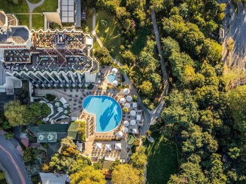 伊斯坦布尔伊斯坦布尔博斯普鲁斯瑞士酒店的享有带游泳池的度假村的顶部景致