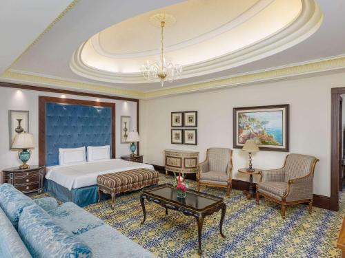 麦加麦加瑞士酒店的酒店客房,配有床和沙发