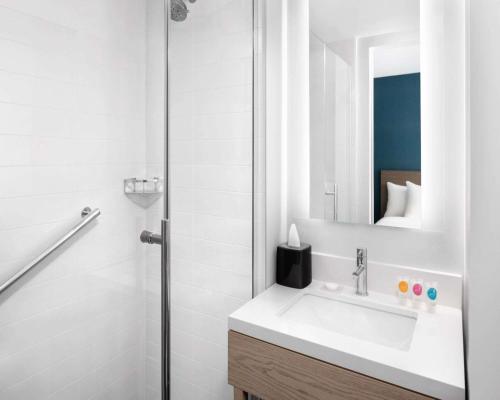 纽约Hyatt Place NYC Chelsea的白色的浴室设有水槽和淋浴。