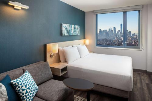 纽约Hyatt Place NYC Chelsea的酒店客房,配有床和沙发