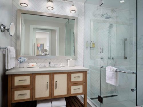 圣地亚哥Shore House at The Del, Curio Collection by Hilton的带淋浴、水槽和镜子的浴室