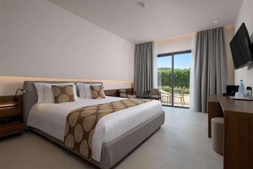 依克希亚The Ixian Grand & All Suites - Adults Only Hotel的酒店客房设有一张床和一个阳台。