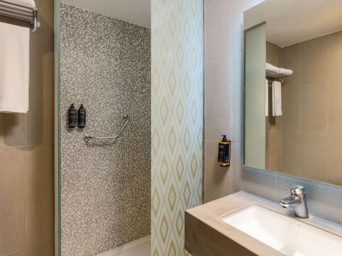 麦加Mercure Makkah Aziziah的一间带水槽和淋浴的浴室