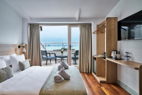 伊斯坦布尔Joyway Hotels Istanbul Sultanahmet的酒店客房,设有一张床铺,享有海景