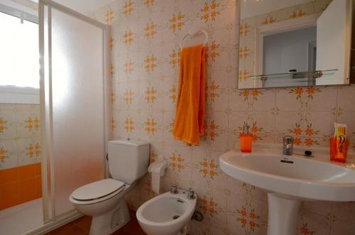 巴古尔Apartamento Mar Blau II的一间带卫生间和水槽的浴室