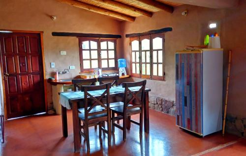 蒂尔卡拉MAMAICUNA CABAÑA的厨房配有桌椅和冰箱。