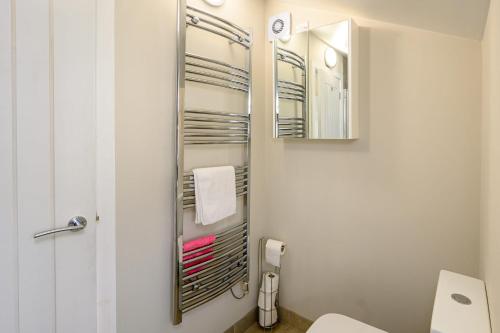 阿伯代尔Poet's Cottage by StayStaycations的一间带卫生间和镜子的浴室