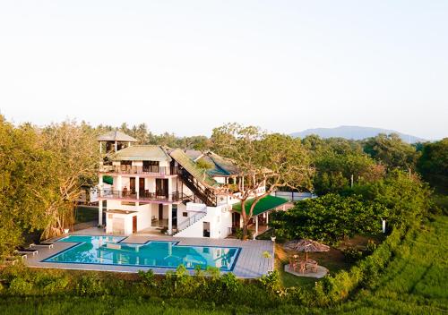 蒂瑟默哈拉默Birdsong Leisure Resort的享有带游泳池的房屋的空中景致