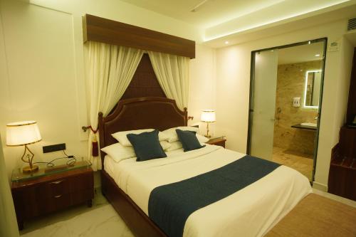 瓜廖尔HOTEL PRAHLAD INN的一间卧室设有一张大床和淋浴