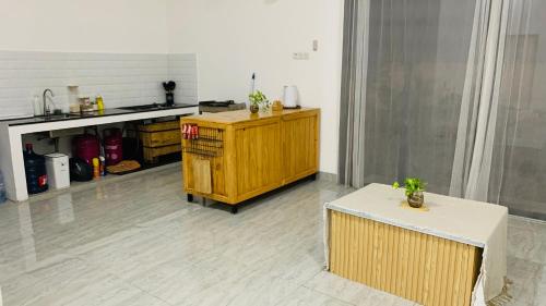 ParitpasaDhamHouse的厨房配有木制橱柜和柜台。