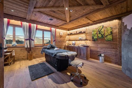 布鲁尼科Chalets Almdorf Haidenberg的小木屋内带床和水槽的客房