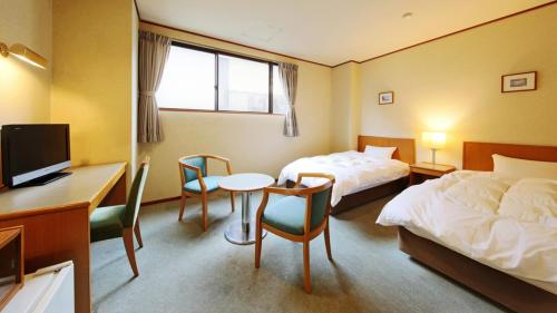 松江市科尼亚酒店的酒店客房配有两张床和一张书桌