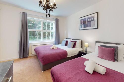 格雷斯瑟罗克Stunning 2-Bed Apartment in Grays的一间卧室设有两张床和窗户。