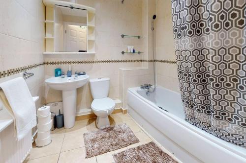格雷斯瑟罗克Stunning 2-Bed Apartment in Grays的一间带水槽、卫生间和淋浴的浴室