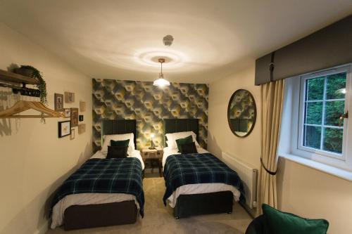 克努斯福德欧威尔皮欧威尔道格酒店的绿白色客房内的两张床