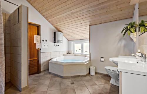 奥克斯伯尔Amazing Home In Oksbl With Wifi的带浴缸和盥洗盆的浴室