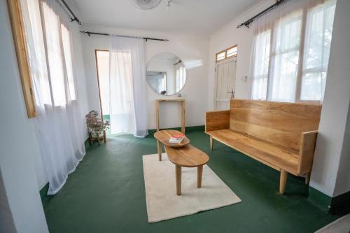 莫希Mkoani Homestay的一间带长凳、桌子和镜子的房间