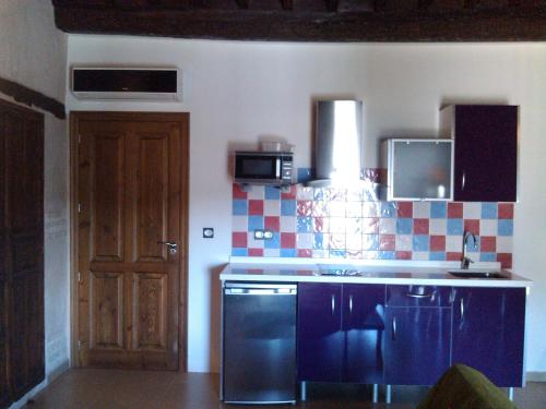 卡索拉Torre Del Inquisidor的厨房配有水槽和炉灶 顶部烤箱