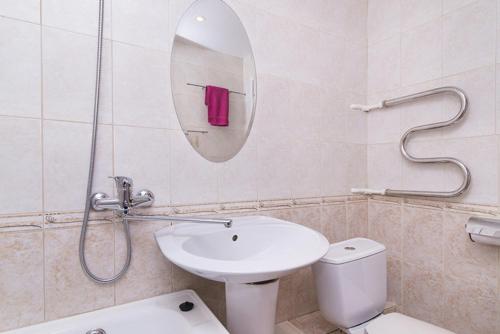 叶卡捷琳堡СелимВсех на Щорса的一间带水槽、卫生间和镜子的浴室