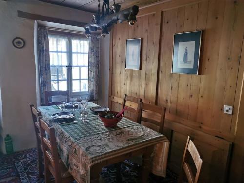RougemontNouveau à Rougemont: Appartement dans Chalet 1830的用餐室配有桌椅和桌子