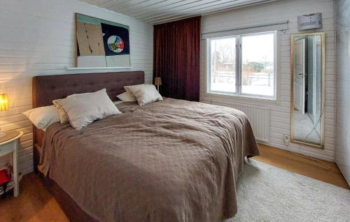 耶纳普Beautiful Home In Hjrnarp With Jacuzzi的一间卧室设有一张大床和一个窗户。