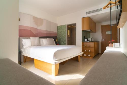 圣埃乌拉利亚Boutique Apartments Marsol Ibiza的卧室配有一张白色大床